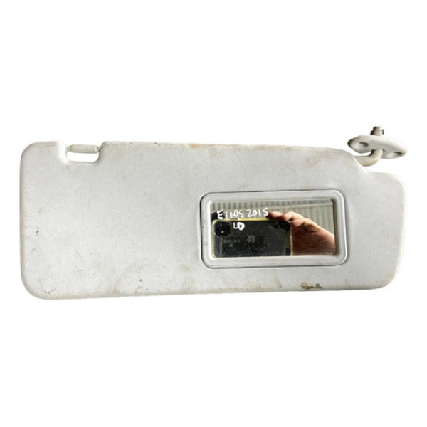 Quebra Sol Lado Direito Toyota Étios 2015.